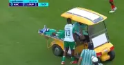 Insólito: jugador atropellado por carrito de emergencias en partido