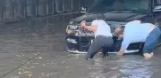Inundación en Zapopan deja tres vehículos varados en paso a desnivel