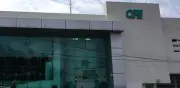 Jubilados de CFE protestan en aeropuerto por recorte retroactivo a pensiones