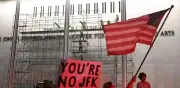 Juez rechaza frenar retiro del nombre de Trump del Kennedy Center