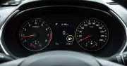 La flecha junto a la bomba de gasolina: su significado y utilidad