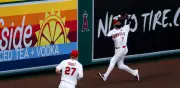 La jugada más absurda del año en la MLB: pelota golpea cabeza de Jo Adell y termina en jonrón