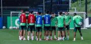 Lluvia sorprende a Selección Mexicana; Aguirre oculta cambios