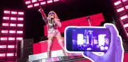 Madonna pide a fans guardar celulares y vivir el concierto en vivo