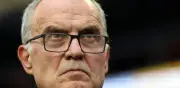 Marcelo Bielsa regresa en silencio a Uruguay; su salida de la Selección es inminente