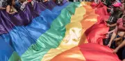 Marcha del Orgullo exige paso libre al Zócalo; acusan obstrucción histórica con escenario