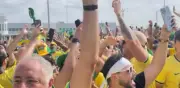 Marea amarilla en Houston: Brasil convierte el camino al estadio en un carnaval ante Japón