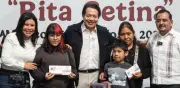 Mario Delgado entrega 9,500 tarjetas de la Beca Rita Cetina en Iztacalco