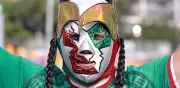 Mexicano desafía a la FIFA y porta máscara de luchador en EU