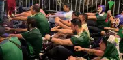 Mexicanos celebran con remo vikingo bajo la lluvia tras triunfo de Selección Mexicana
