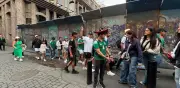 Miles celebran inicio del Mundial en el Zócalo entre caos y emoción