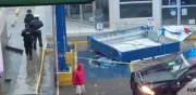 Muere mujer al caerle anuncio de farmacia en San Nicolás, NL