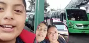 Niño presume con orgullo a su mamá camionera y conmueve las redes sociales