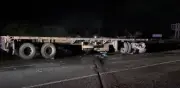 Operador de tráiler sobrevive a caída de 15 metros y a incendio en Colima