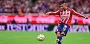 Operan a Efraín Álvarez previo a la pretemporada de Chivas