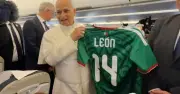 Papa León XIV recibe playera de México y envía mensaje de unidad por Mundial 2026