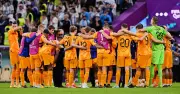 Países Bajos gana con polémico penal y deja dudas antes del Mundial