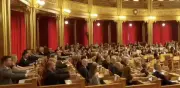 Políticos noruegos unen diferencias y apoyan a su selección con coreografía vikinga
