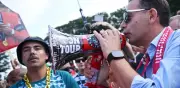 Primer ministro de Portugal se une a aficionados y canta con megáfono en Houston