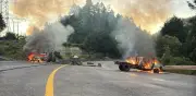 Queman vehículos para bloquear la carretera libre México-Toluca; cierran ambos sentidos