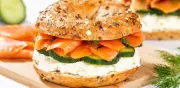 Receta de bagel de salmón ahumado estilo NY para brunch dominical