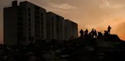 Rescatan a niño que perdió a su familia tras derrumbe por terremotos en Venezuela