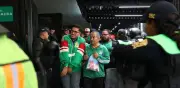 Restricciones en Tren Ligero por partido México vs Chequia generan caos y alternativas de transporte