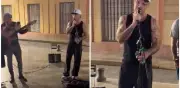 Robbie Williams sorprende al cantar 'Angels' con músico callejero en Sevilla