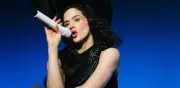 Rosalía reacciona con humor a fan vestida de novia en concierto de Chicago