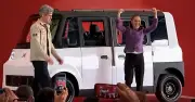 Sheinbaum conduce Olinia 1, el primer auto eléctrico mexicano