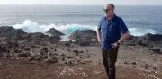 Spencer Tunick desafía la intolerancia con los colores del arcoíris en Gran Canaria