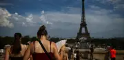 Torre Eiffel cierra temprano por ola de calor histórica en Francia