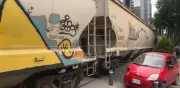 Tren impacta auto en Miguel Hidalgo; conductora sufre crisis nerviosa
