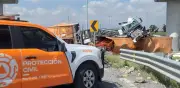 Tráiler cae de puente en Salinas Victoria; conductor ileso pese a aparatoso accidente