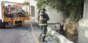 Tráiler con frituras se vuelca y se incendia en Santiago, Nuevo León