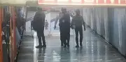 Usuario corre por vías del Metro en L1 e interrumpe servicio