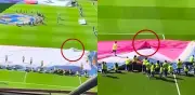Voluntario queda envuelto en bandera de Chequia durante prueba en el Estadio Guadalajara