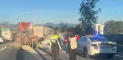 Vuelca tráiler con 17 toneladas de cemento y cal en la México-Puebla