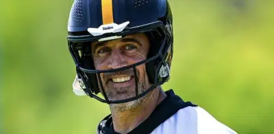 Aaron Rodgers revela que su esposa lo convenció de jugar una temporada más con Steelers