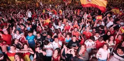 Adolescente muere al derrumbarse fuente en celebraciones del Mundial en España