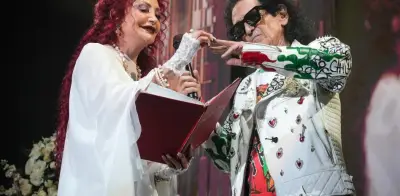 Alex Lora renueva votos con Chela en concierto de El Tri en CDMX