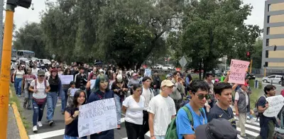 Aspirantes de la UNAM marchan por irregularidades en examen en línea