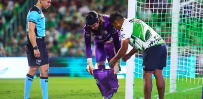 Carlos Acevedo sufre bochornoso momento: se le rompió el short en pleno partido