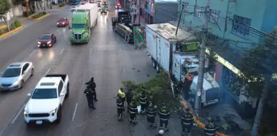Choque de camión torton en Benito Juárez deja un herido y daños graves