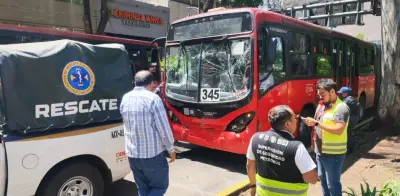 Choque de Metrobús en Insurgentes deja 16 heridos leves