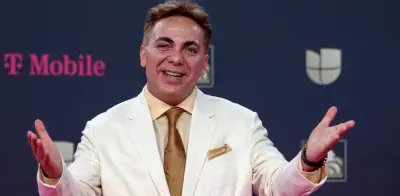 Cristian Castro confirma romance con Ángela y celebra graduación