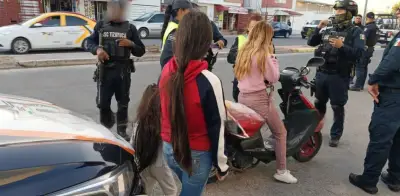 Detienen a mujer en Tizayuca por llevar a niños sin casco en motoneta