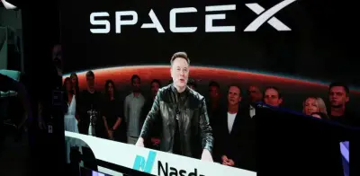 Elon Musk desmiente rumores de teléfono con IA y telefónica de SpaceX
