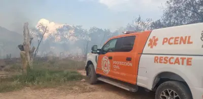 Incendio arrasa con tejabanes en Santa Catarina, NL; 100 evacuados