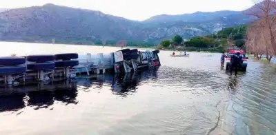 Investigan derrame de diésel en laguna de Hidalgo tras volcadura de tráiler